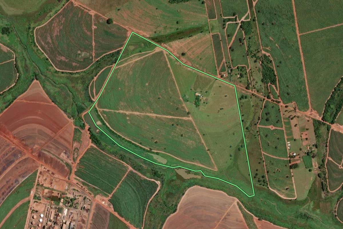 Imagem de satélite do imóvel rural em Fernandópolis (SP), com o contorno declarado no CAR desenhado por cima.