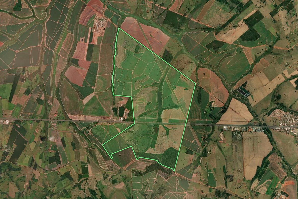 Imagem de satélite do imóvel rural em Fernandópolis (SP), com o contorno declarado no CAR desenhado por cima.