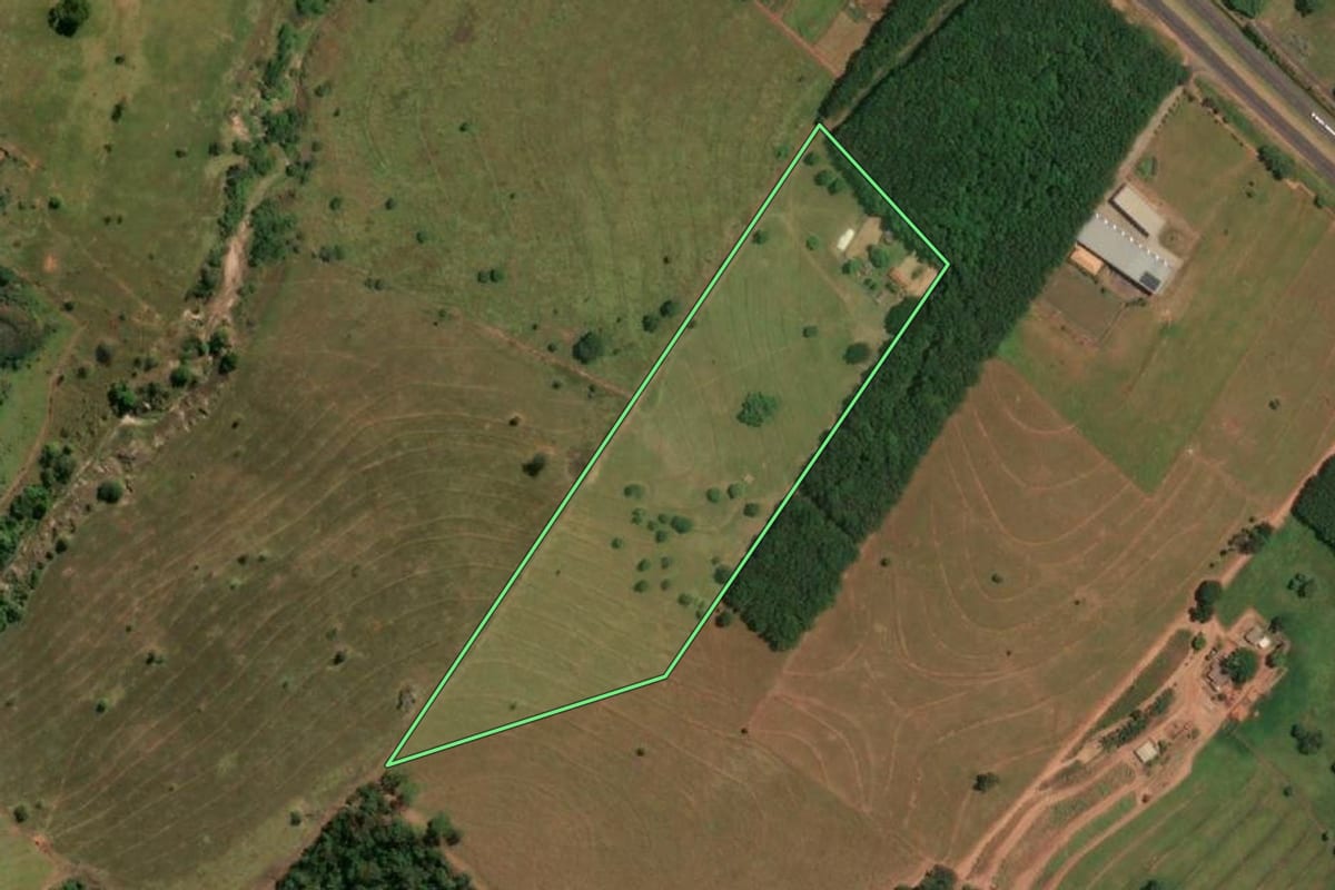 Imagem de satélite do imóvel rural em Fernandópolis (SP), com o contorno declarado no CAR desenhado por cima.