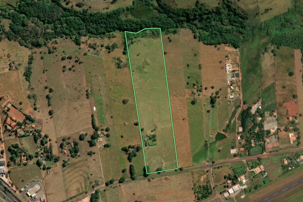 Imagem de satélite do imóvel rural em Fernandópolis (SP), com o contorno declarado no CAR desenhado por cima.