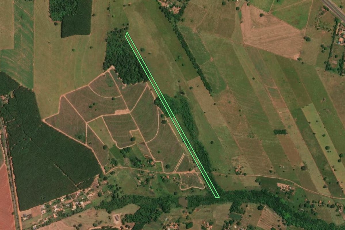 Imagem de satélite do imóvel rural em Fernandópolis (SP), com o contorno declarado no CAR desenhado por cima.