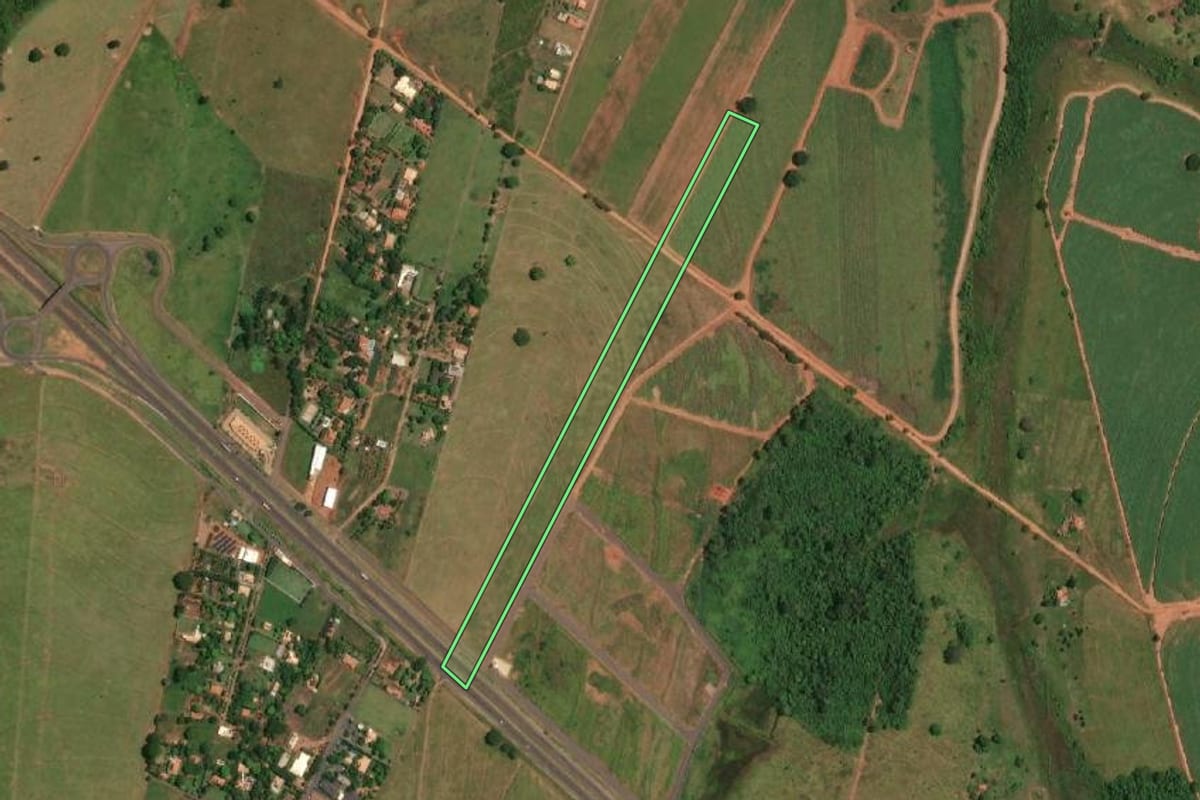 Imagem de satélite do imóvel rural em Fernandópolis (SP), com o contorno declarado no CAR desenhado por cima.
