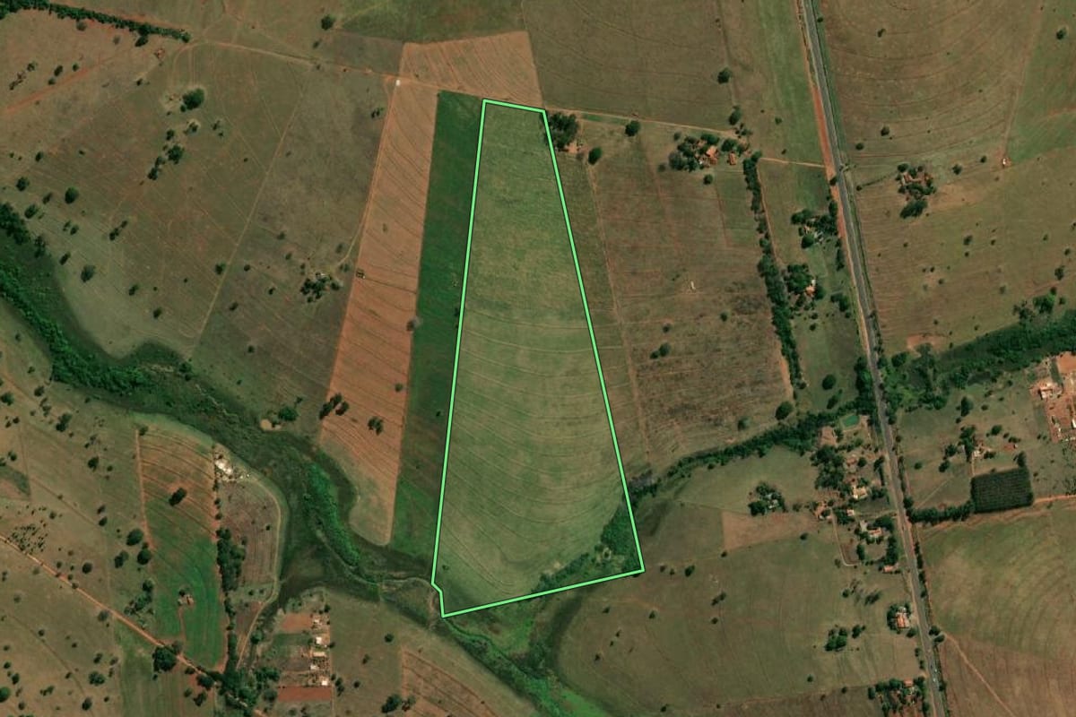 Imagem de satélite do imóvel rural em Fernandópolis (SP), com o contorno declarado no CAR desenhado por cima.