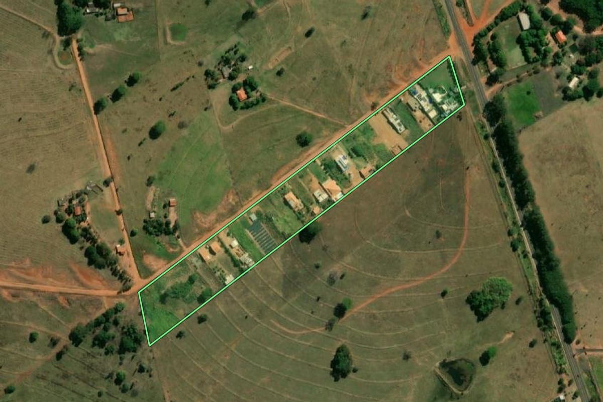 Imagem de satélite do imóvel rural em Fernandópolis (SP), com o contorno declarado no CAR desenhado por cima.