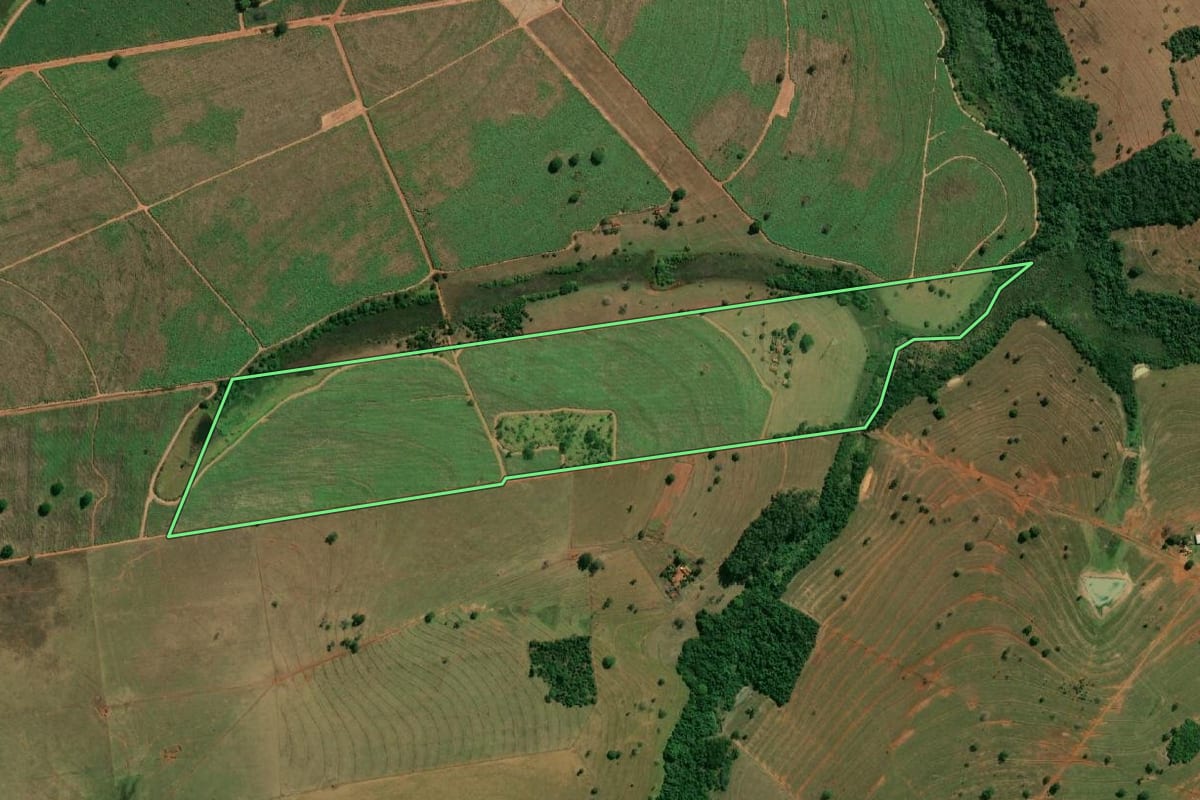 Imagem de satélite do imóvel rural em Fernandópolis (SP), com o contorno declarado no CAR desenhado por cima.