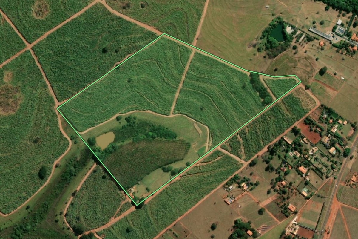 Imagem de satélite do imóvel rural em Fernandópolis (SP), com o contorno declarado no CAR desenhado por cima.