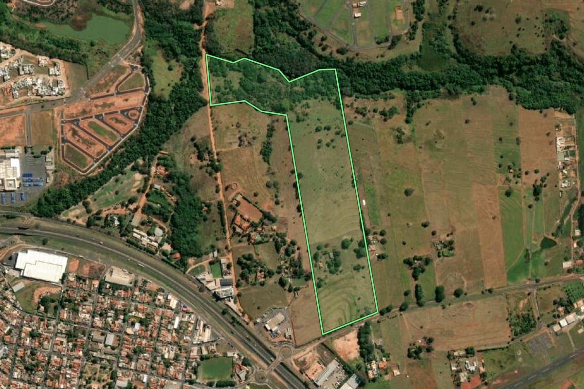 Imagem de satélite do imóvel rural em Fernandópolis (SP), com o contorno declarado no CAR desenhado por cima.