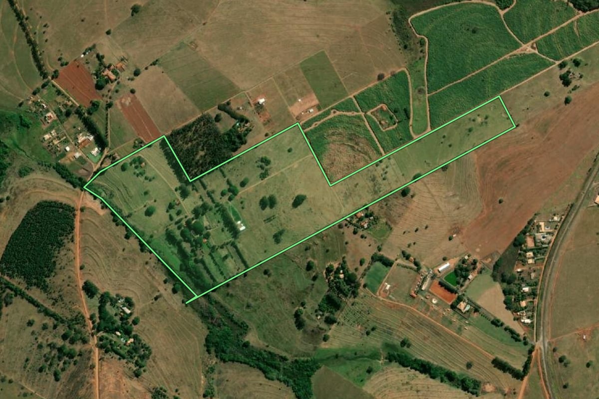 Imagem de satélite do imóvel rural em Fernandópolis (SP), com o contorno declarado no CAR desenhado por cima.