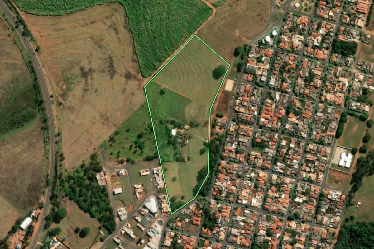 Imagem de satélite do imóvel rural em Fernandópolis (SP), com o contorno declarado no CAR desenhado por cima.