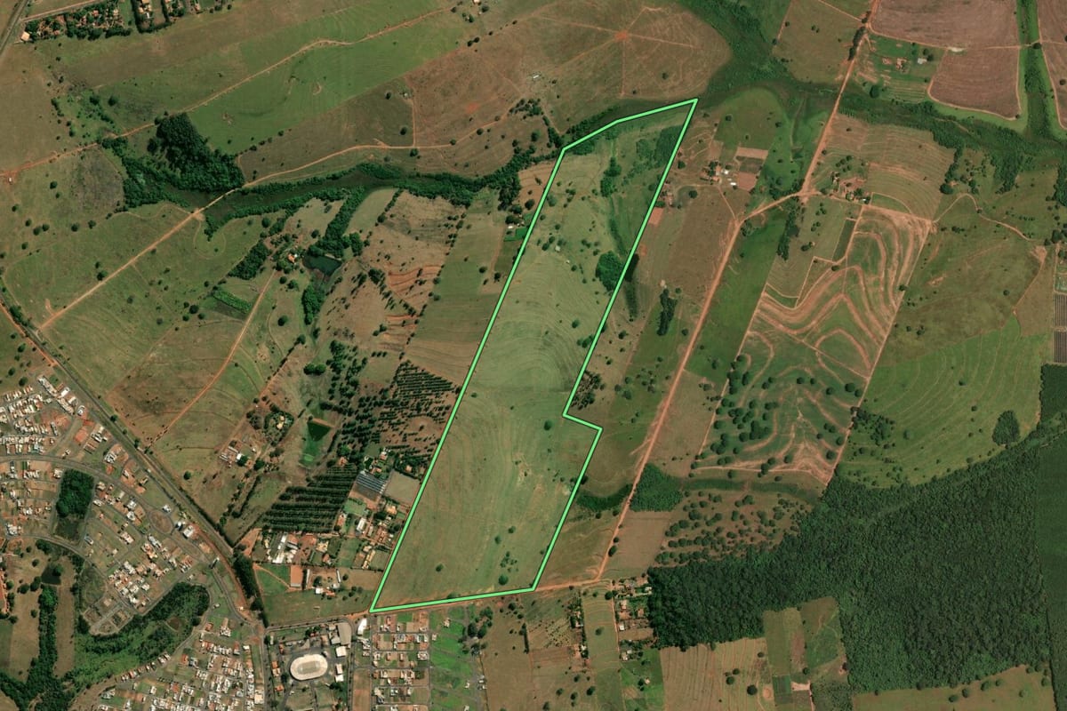 Imagem de satélite do imóvel rural em Fernandópolis (SP), com o contorno declarado no CAR desenhado por cima.