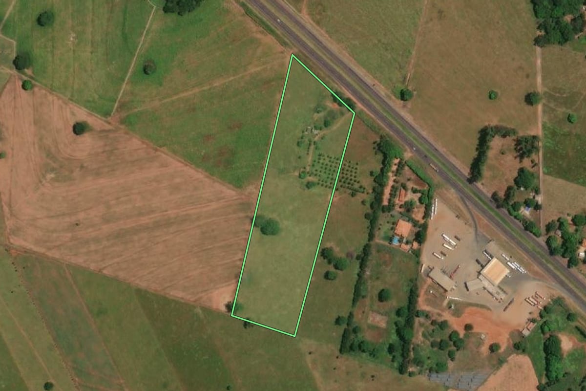 Imagem de satélite do imóvel rural em Fernandópolis (SP), com o contorno declarado no CAR desenhado por cima.