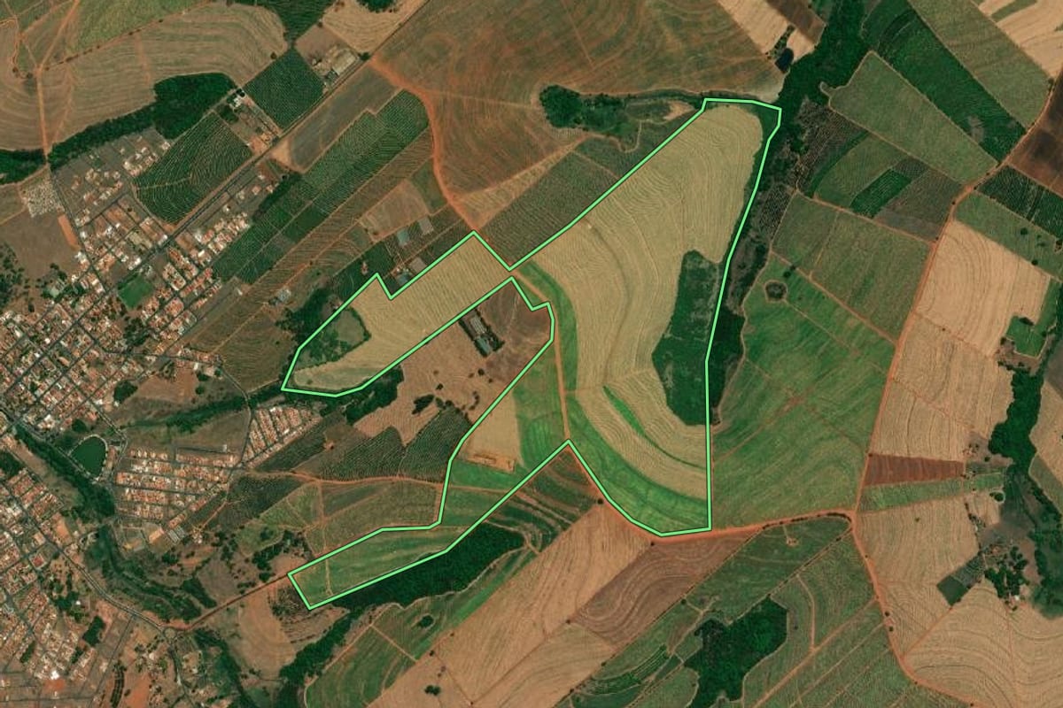 Imagem de satélite do imóvel rural em Fernando Prestes (SP), com o contorno declarado no CAR desenhado por cima.