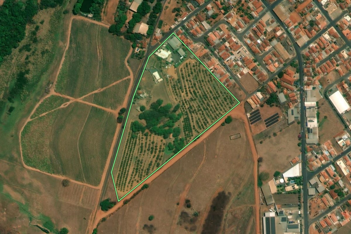 Imagem de satélite do imóvel rural em Fernando Prestes (SP), com o contorno declarado no CAR desenhado por cima.
