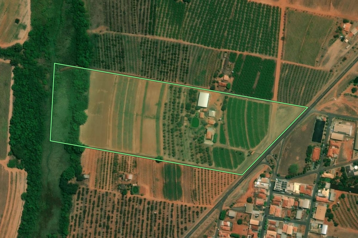 Imagem de satélite do imóvel rural em Fernando Prestes (SP), com o contorno declarado no CAR desenhado por cima.