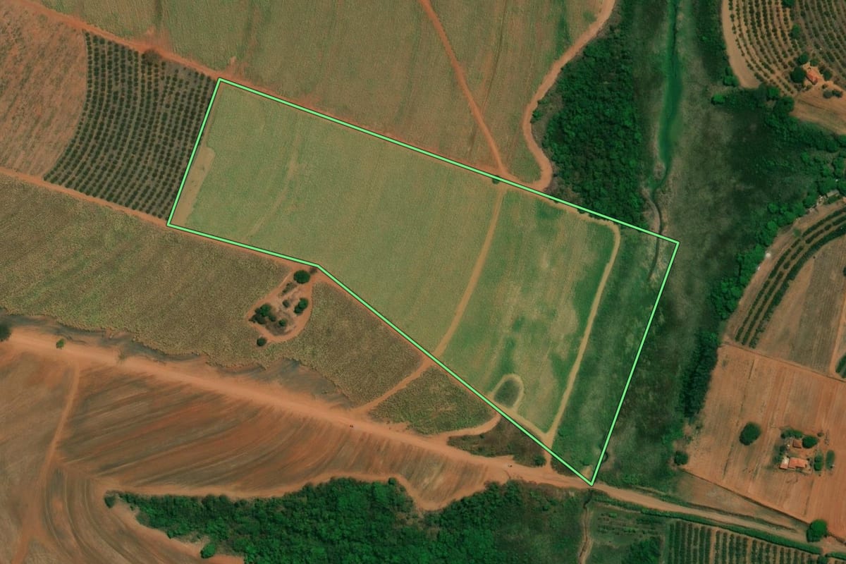 Imagem de satélite do imóvel rural em Fernando Prestes (SP), com o contorno declarado no CAR desenhado por cima.