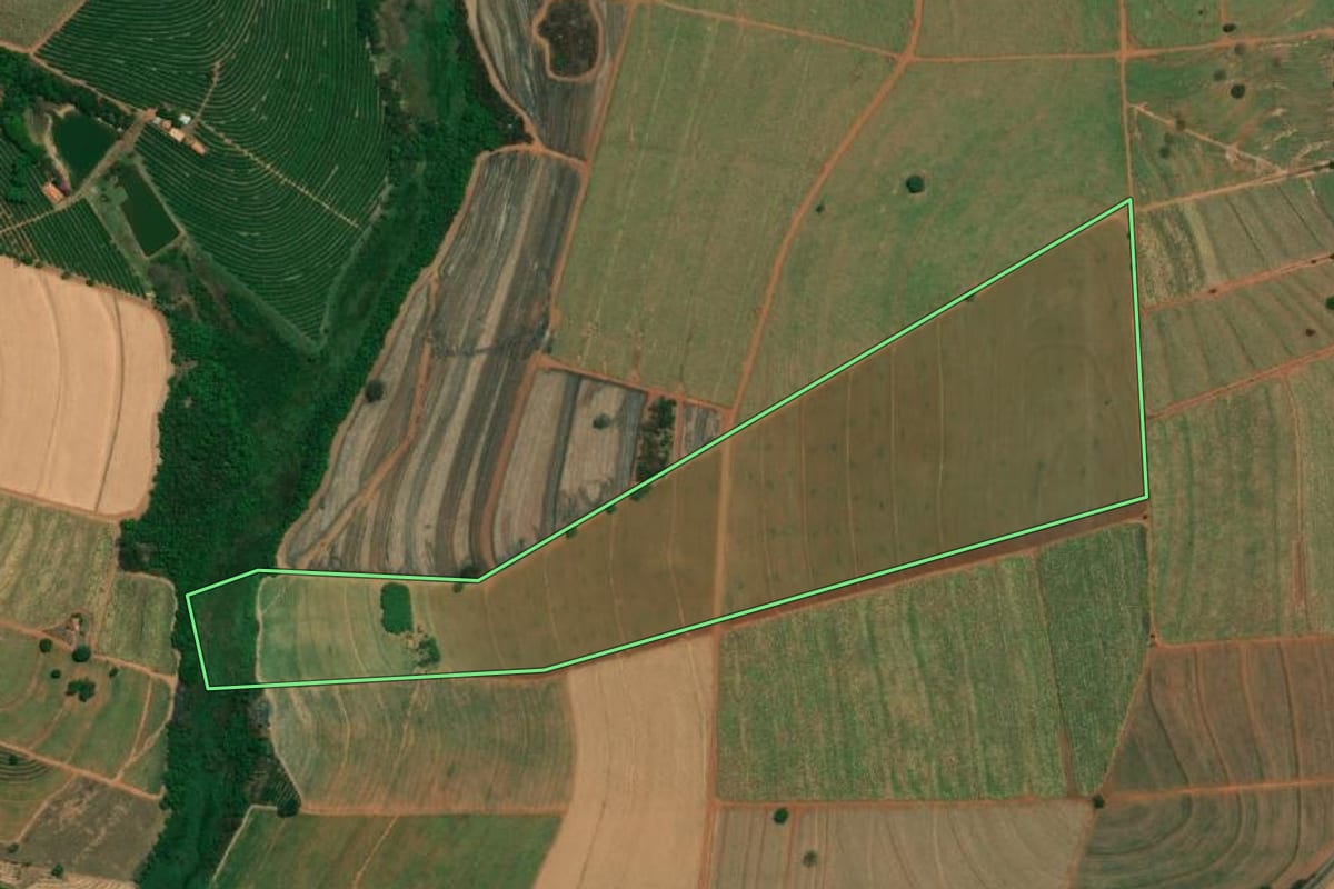 Imagem de satélite do imóvel rural em Fernando Prestes (SP), com o contorno declarado no CAR desenhado por cima.