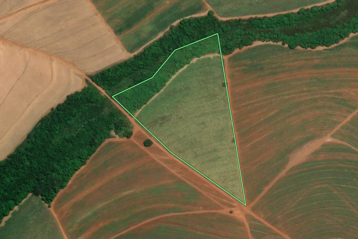 Imagem de satélite do imóvel rural em Fernando Prestes (SP), com o contorno declarado no CAR desenhado por cima.