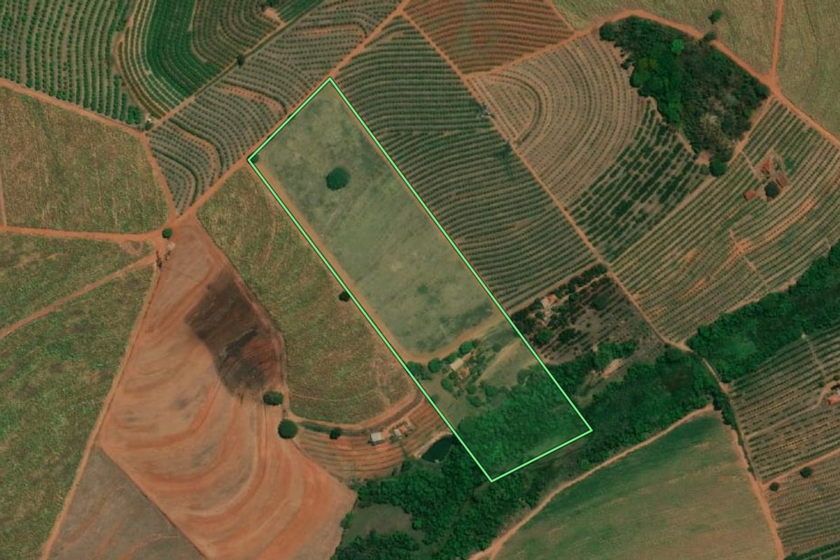 Imagem de satélite do imóvel rural em Fernando Prestes (SP), com o contorno declarado no CAR desenhado por cima.