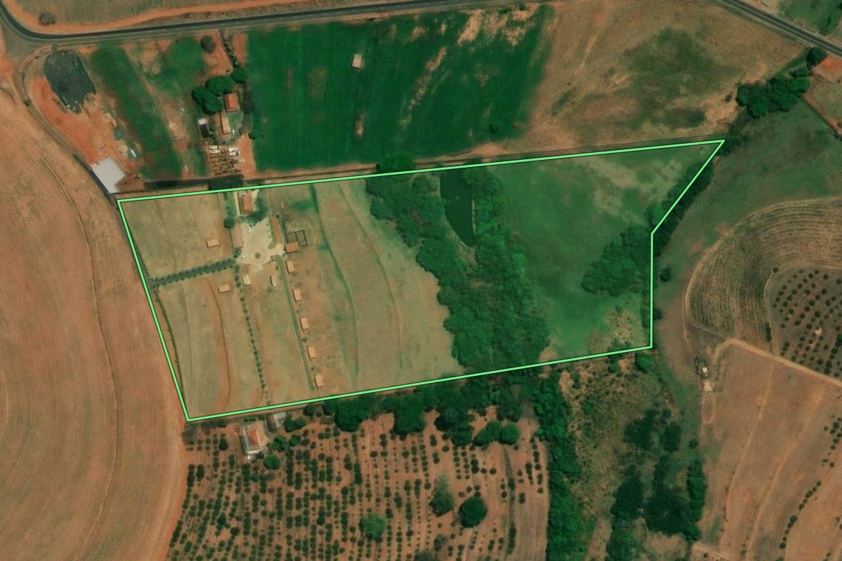Imagem de satélite do imóvel rural em Fernando Prestes (SP), com o contorno declarado no CAR desenhado por cima.