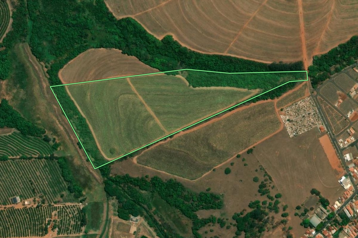 Imagem de satélite do imóvel rural em Fernando Prestes (SP), com o contorno declarado no CAR desenhado por cima.