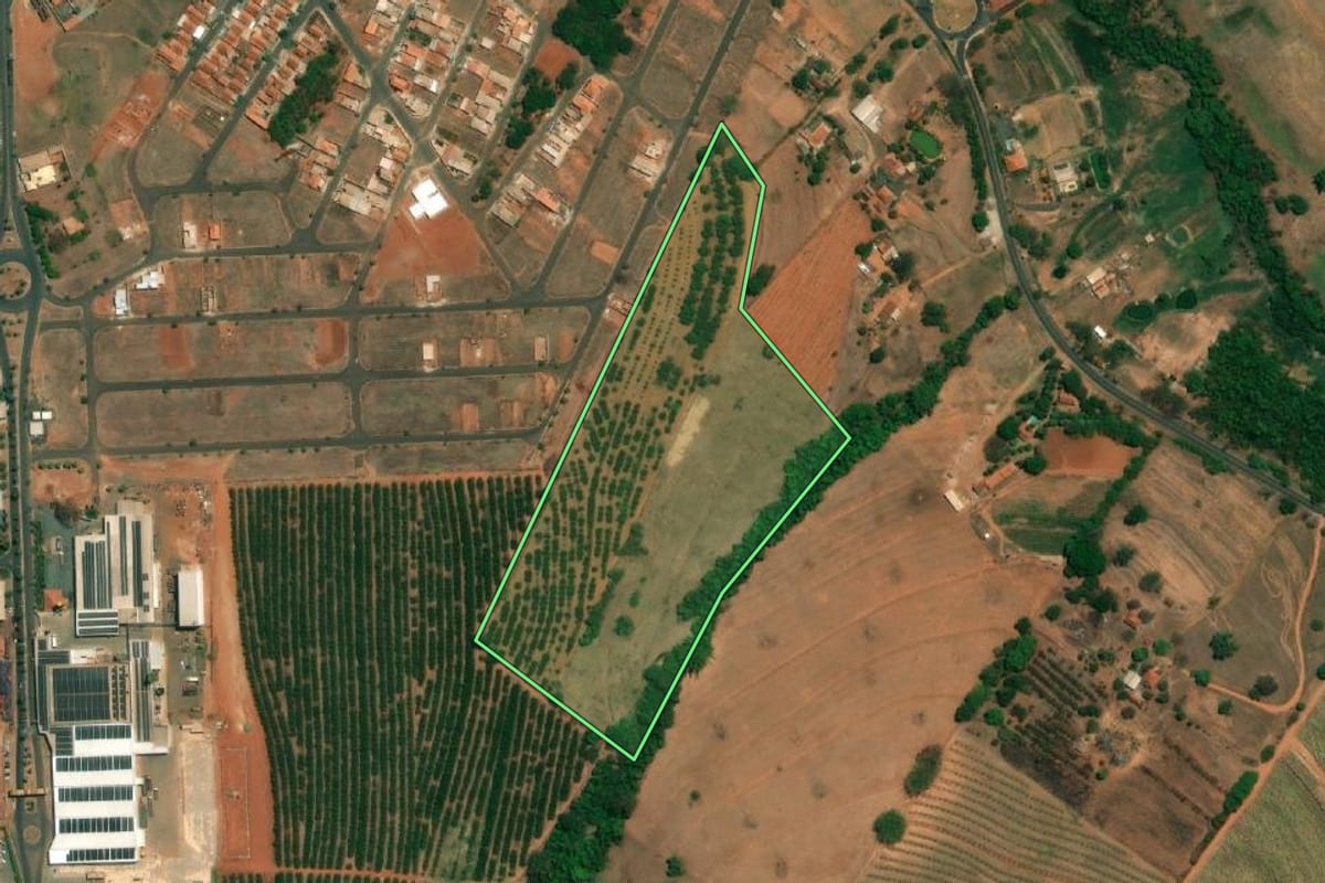 Imagem de satélite do imóvel rural em Fernando Prestes (SP), com o contorno declarado no CAR desenhado por cima.