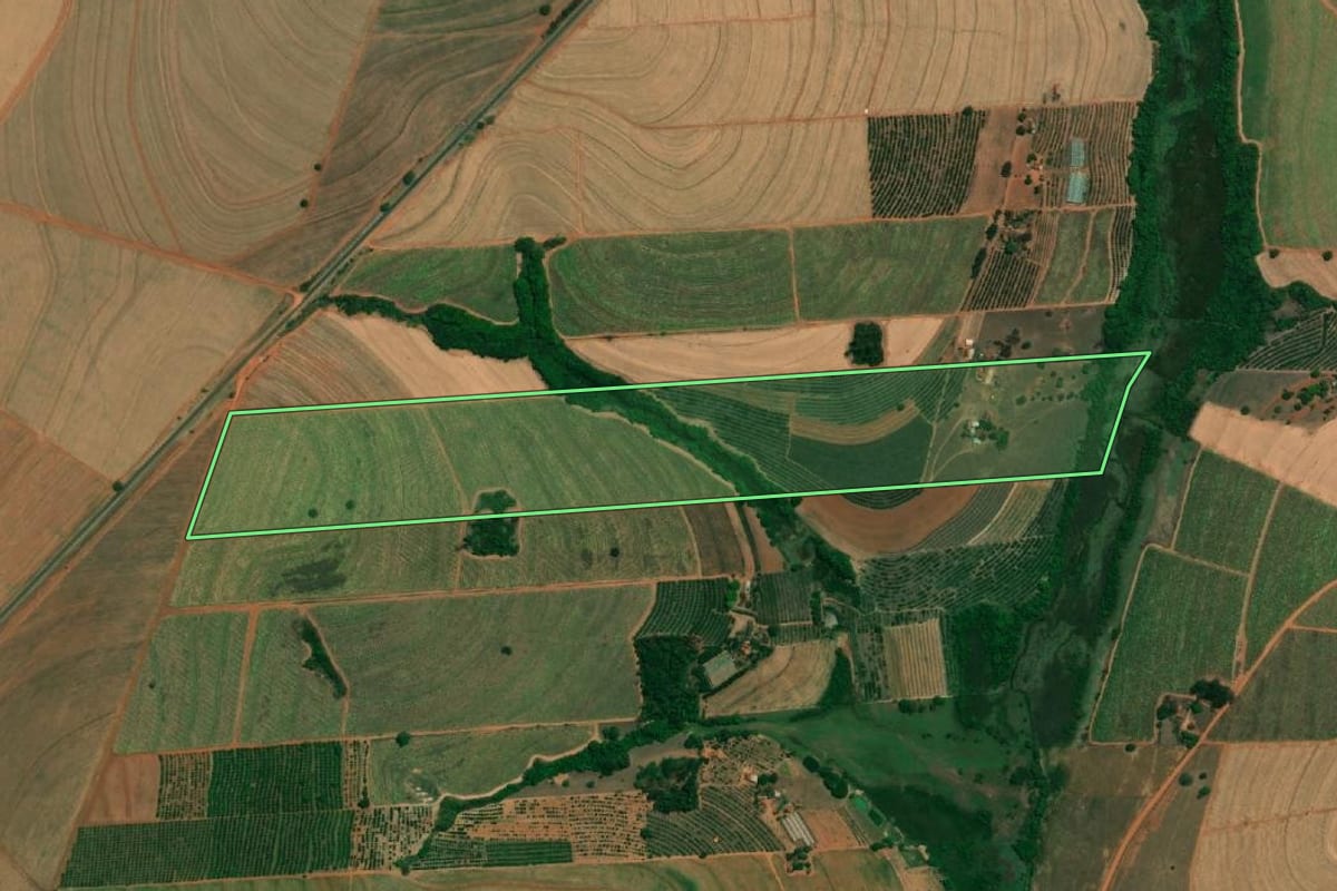 Imagem de satélite do imóvel rural em Fernando Prestes (SP), com o contorno declarado no CAR desenhado por cima.