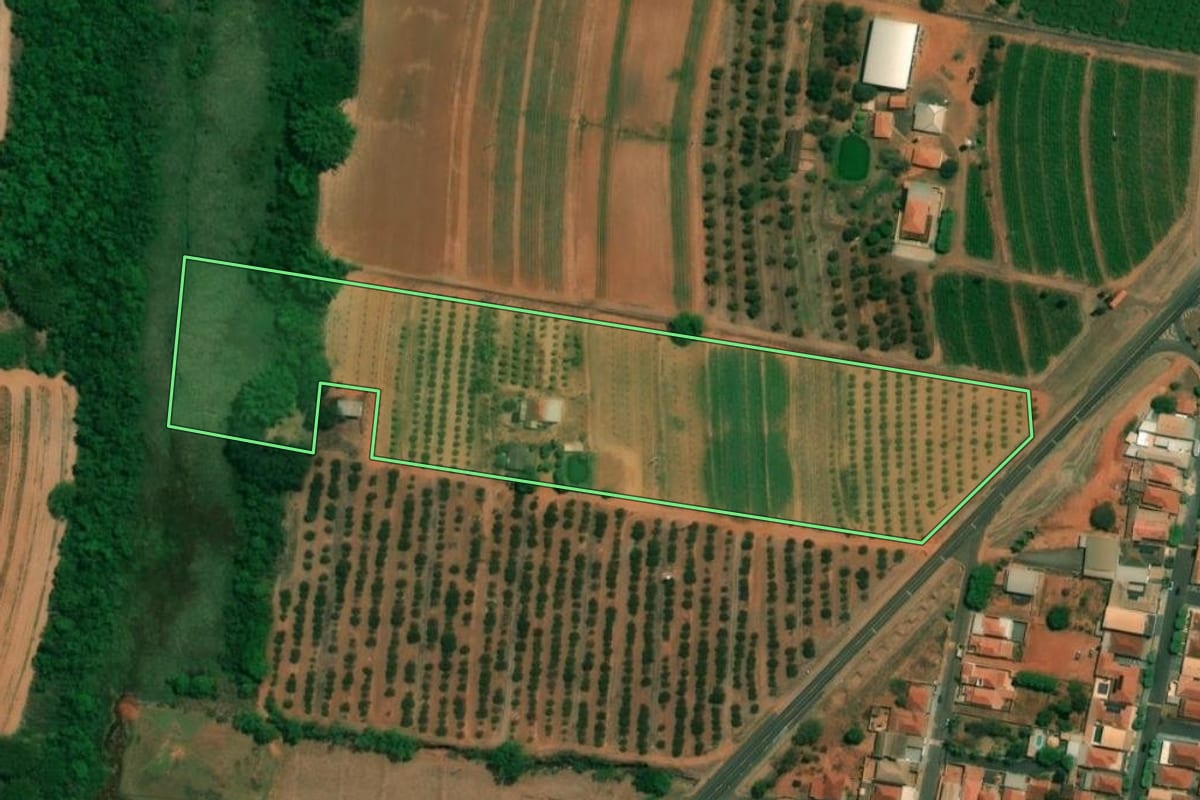 Imagem de satélite do imóvel rural em Fernando Prestes (SP), com o contorno declarado no CAR desenhado por cima.