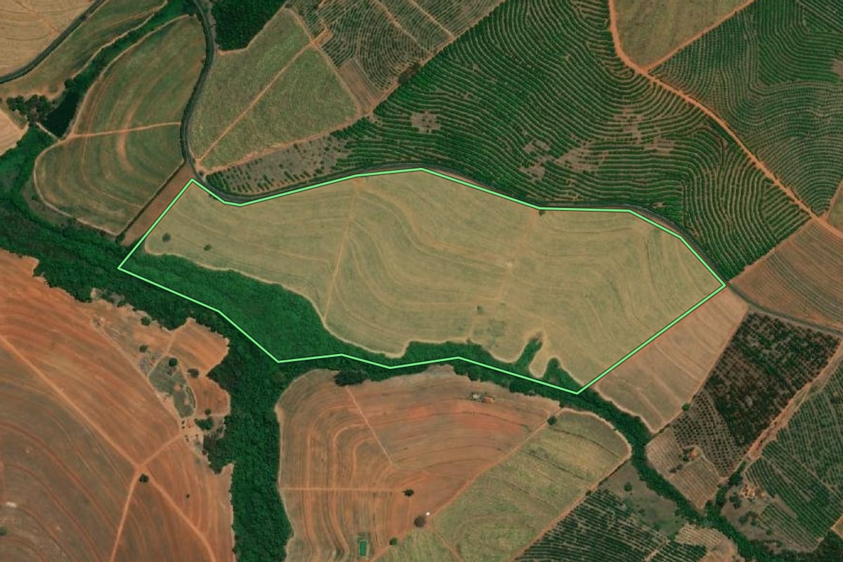 Imagem de satélite do imóvel rural em Fernando Prestes (SP), com o contorno declarado no CAR desenhado por cima.