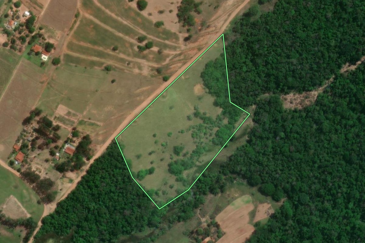 Imagem de satélite do imóvel rural em Fernão (SP), com o contorno declarado no CAR desenhado por cima.