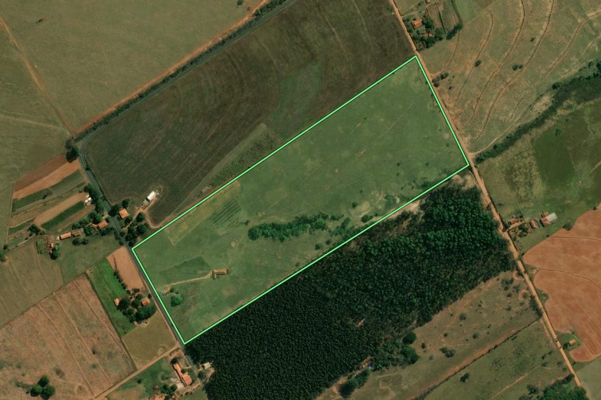Imagem de satélite do imóvel rural em Fernão (SP), com o contorno declarado no CAR desenhado por cima.