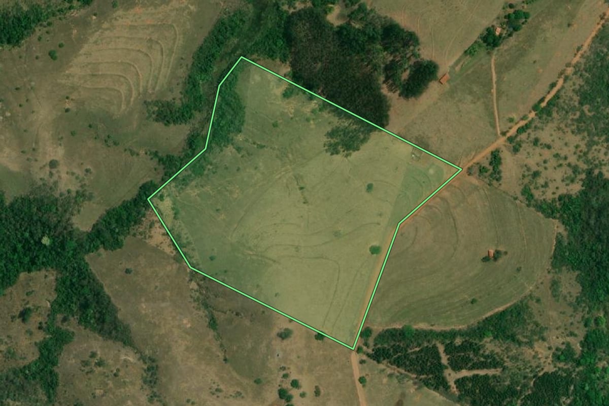 Imagem de satélite do imóvel rural em Fernão (SP), com o contorno declarado no CAR desenhado por cima.