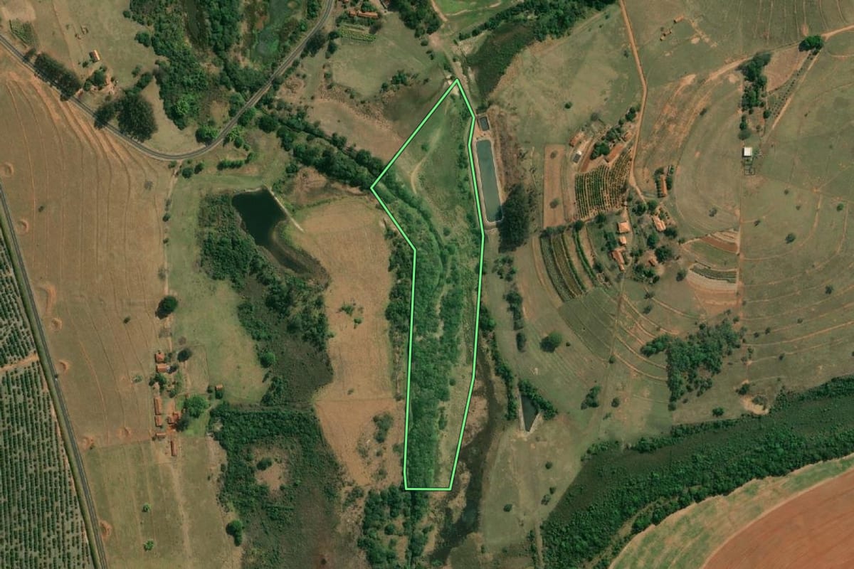 Imagem de satélite do imóvel rural em Fernão (SP), com o contorno declarado no CAR desenhado por cima.