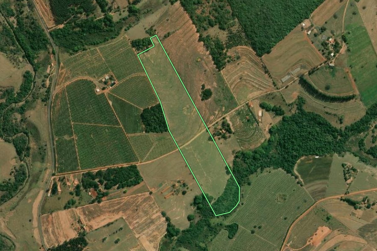 Imagem de satélite do imóvel rural em Fernão (SP), com o contorno declarado no CAR desenhado por cima.