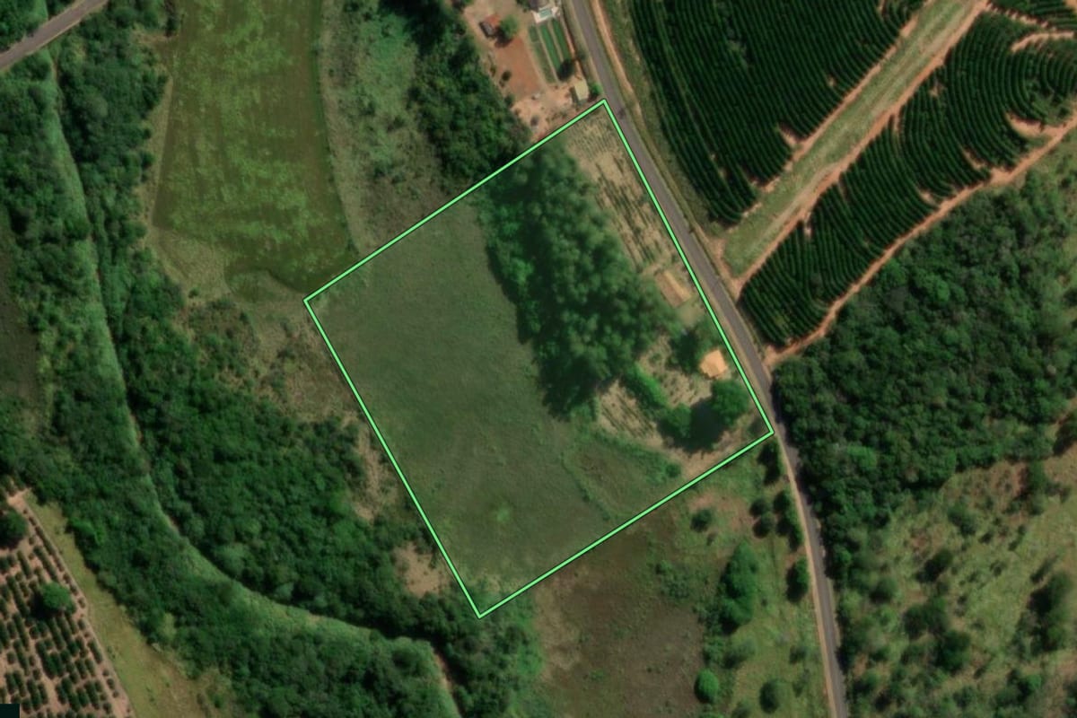 Imagem de satélite do imóvel rural em Fernão (SP), com o contorno declarado no CAR desenhado por cima.