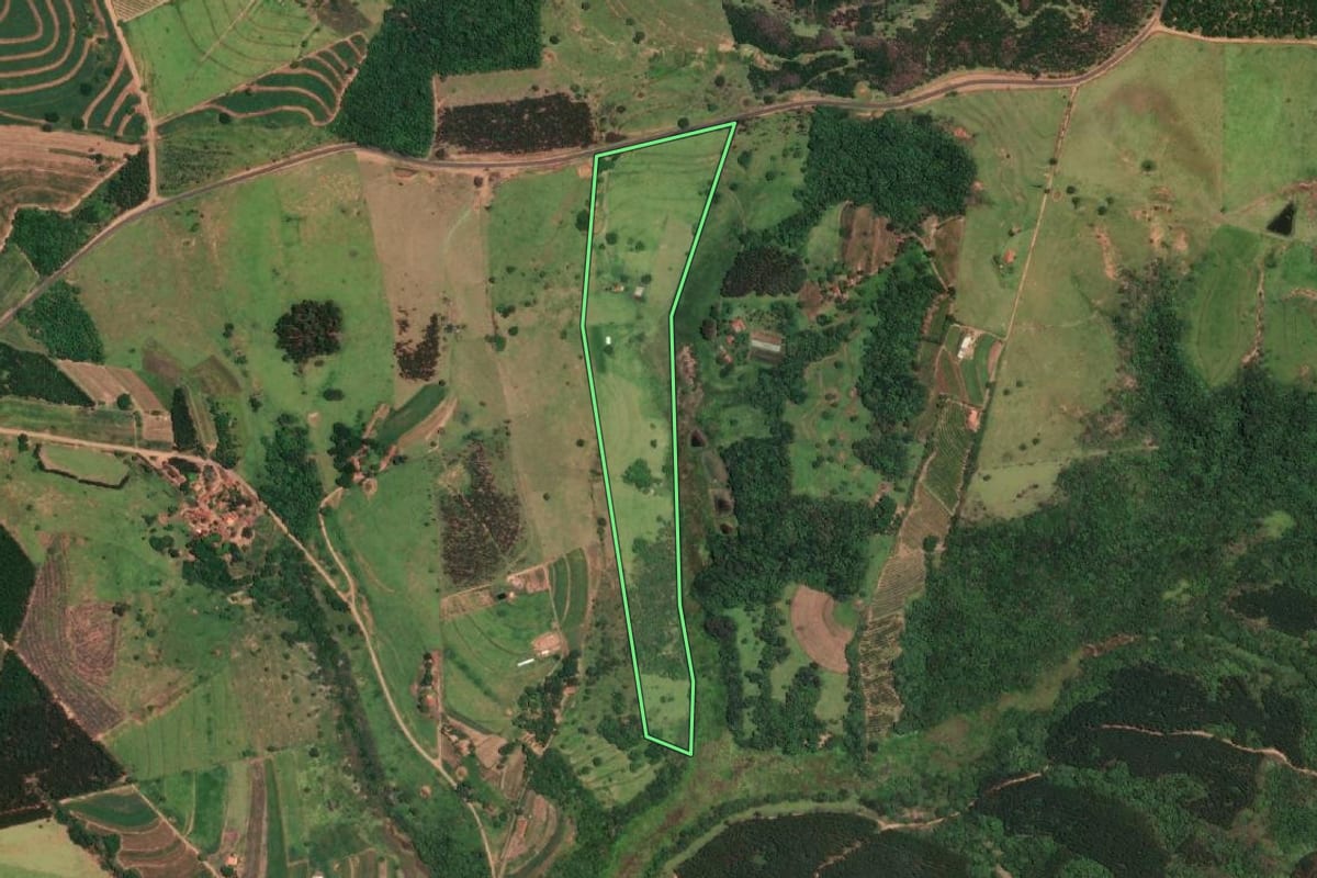 Imagem de satélite do imóvel rural em Fernão (SP), com o contorno declarado no CAR desenhado por cima.