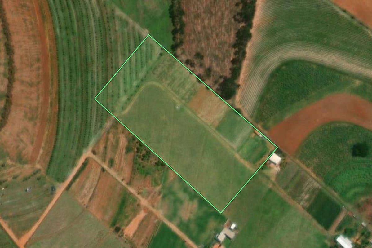Imagem de satélite do imóvel rural em Fernão (SP), com o contorno declarado no CAR desenhado por cima.