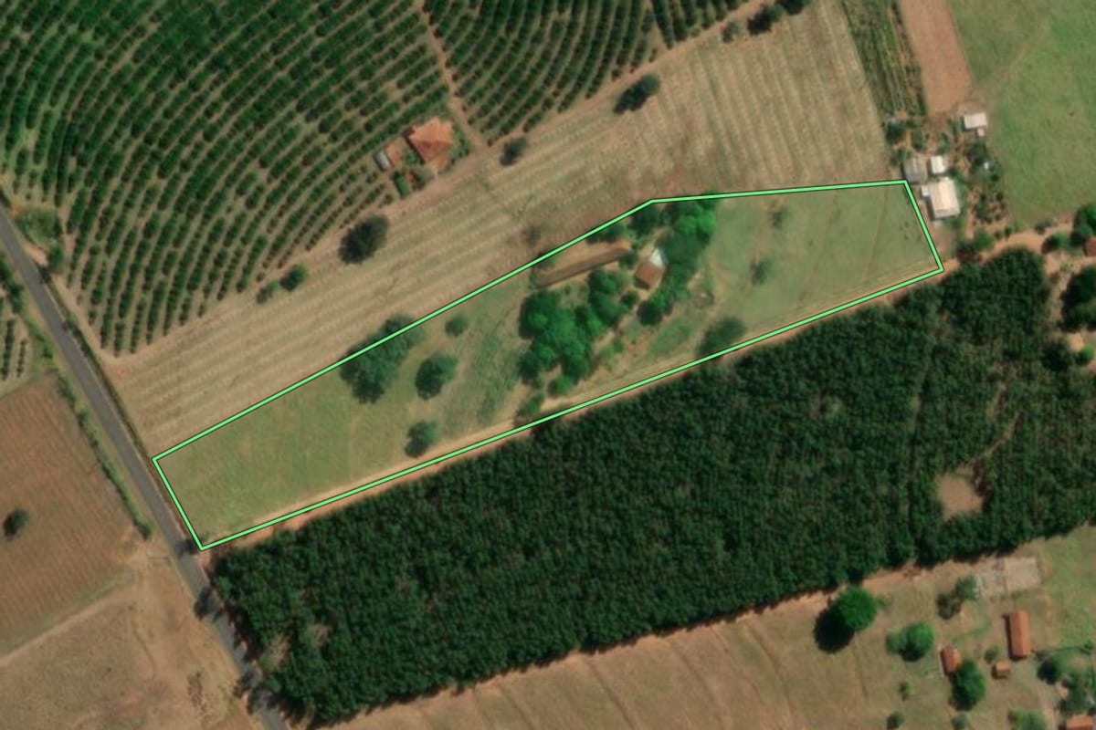 Imagem de satélite do imóvel rural em Fernão (SP), com o contorno declarado no CAR desenhado por cima.
