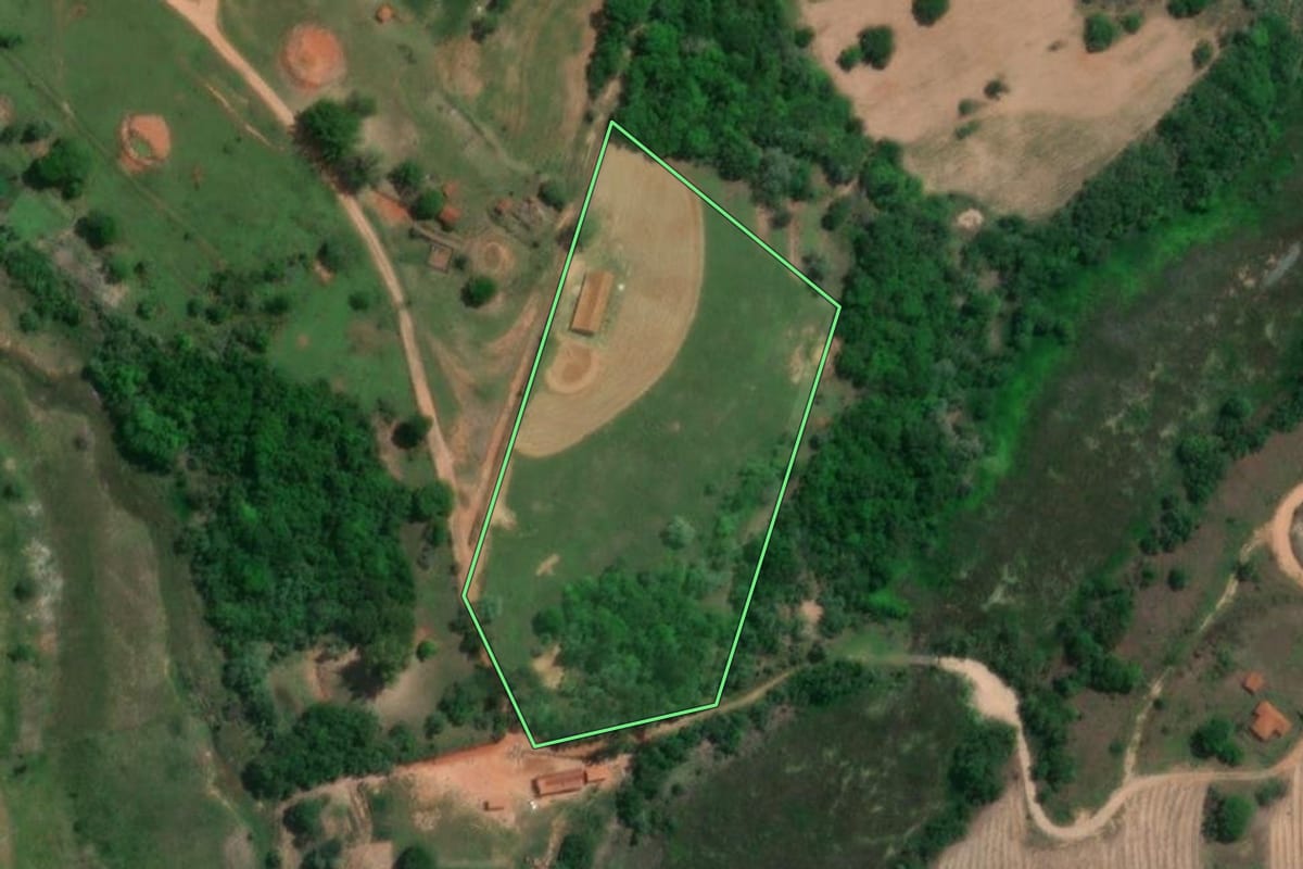 Imagem de satélite do imóvel rural em Fernão (SP), com o contorno declarado no CAR desenhado por cima.