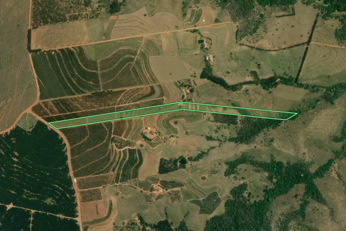 Imagem de satélite do imóvel rural em Fernão (SP), com o contorno declarado no CAR desenhado por cima.