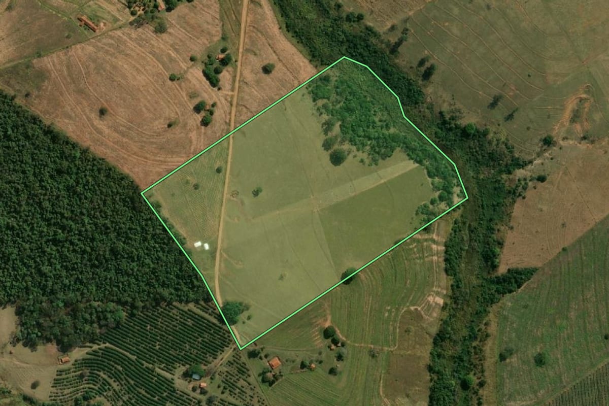 Imagem de satélite do imóvel rural em Fernão (SP), com o contorno declarado no CAR desenhado por cima.