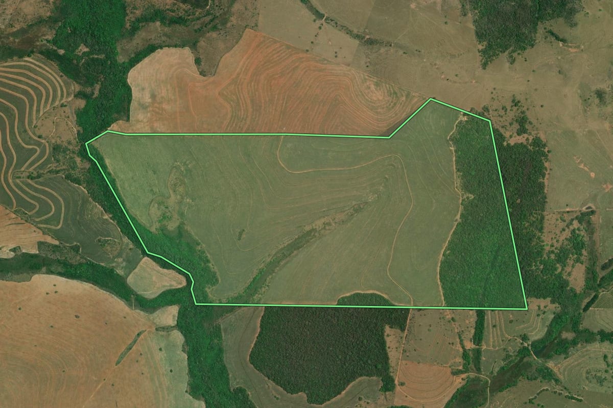 Imagem de satélite do imóvel rural em Fernão (SP), com o contorno declarado no CAR desenhado por cima.