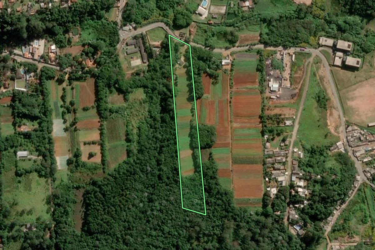 Imagem de satélite do imóvel rural em Ferraz de Vasconcelos (SP), com o contorno declarado no CAR desenhado por cima.