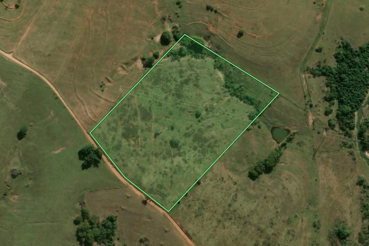 Imagem de satélite do imóvel rural em Flora Rica (SP), com o contorno declarado no CAR desenhado por cima.