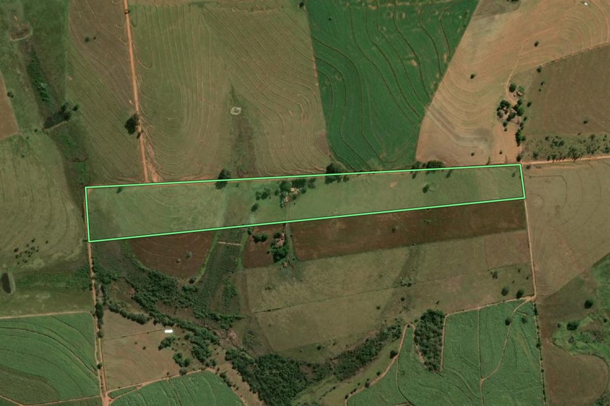 Imagem de satélite do imóvel rural em Flora Rica (SP), com o contorno declarado no CAR desenhado por cima.