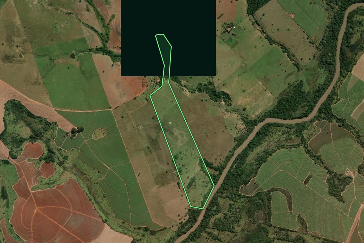 Imagem de satélite do imóvel rural em Flora Rica (SP), com o contorno declarado no CAR desenhado por cima.