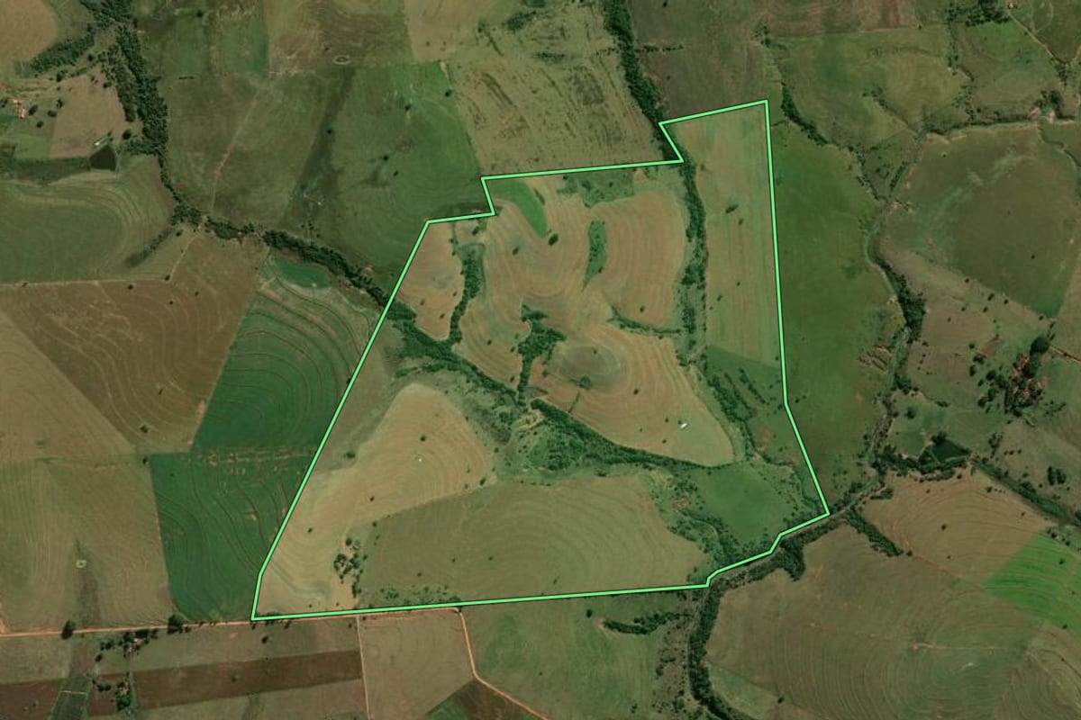 Imagem de satélite do imóvel rural em Flora Rica (SP), com o contorno declarado no CAR desenhado por cima.