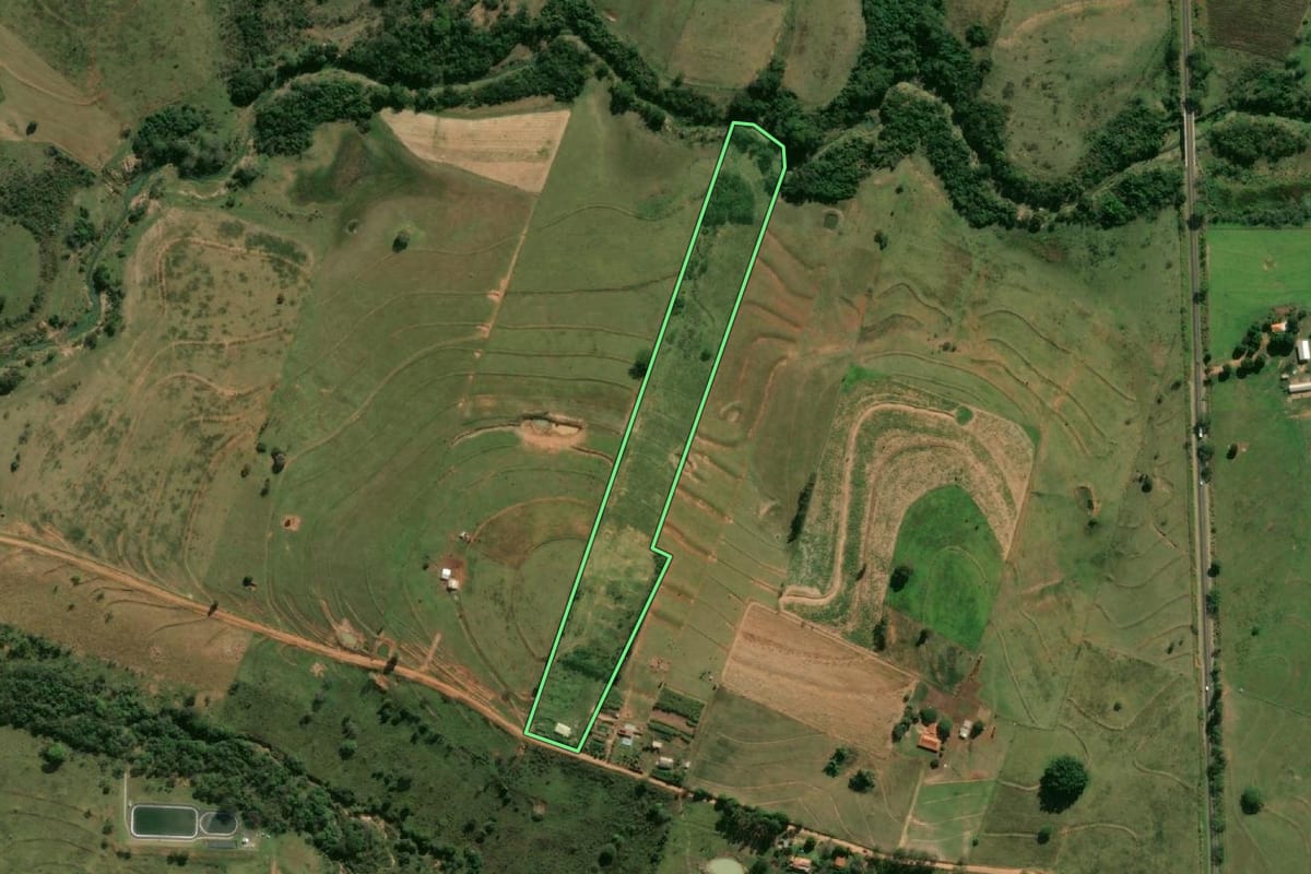 Imagem de satélite do imóvel rural em Flora Rica (SP), com o contorno declarado no CAR desenhado por cima.