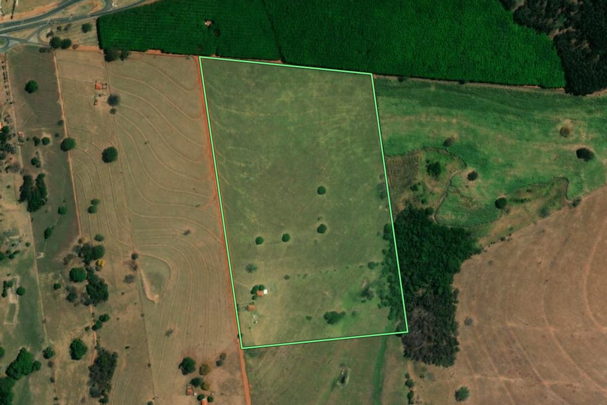 Imagem de satélite do imóvel rural em Floreal (SP), com o contorno declarado no CAR desenhado por cima.