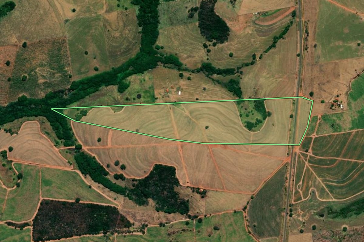 Imagem de satélite do imóvel rural em Floreal (SP), com o contorno declarado no CAR desenhado por cima.