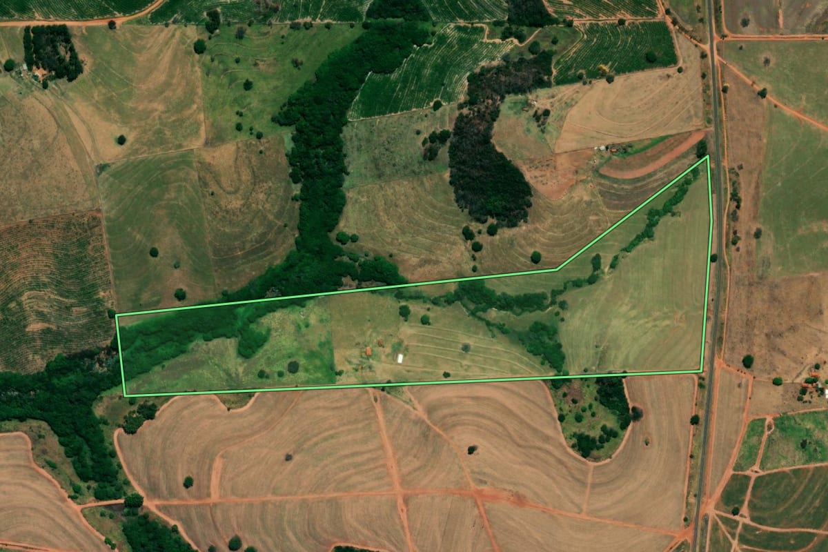 Imagem de satélite do imóvel rural em Floreal (SP), com o contorno declarado no CAR desenhado por cima.